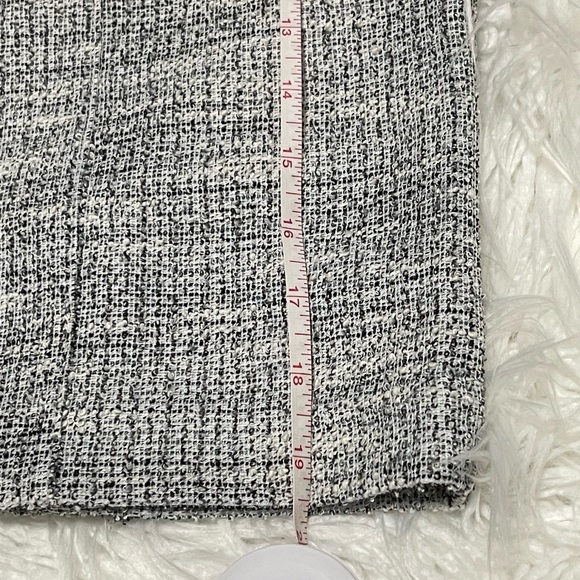 6𝒇𝒐𝒓$50 Tweed gray pencil skirt fits small - Picture 6 of 11
